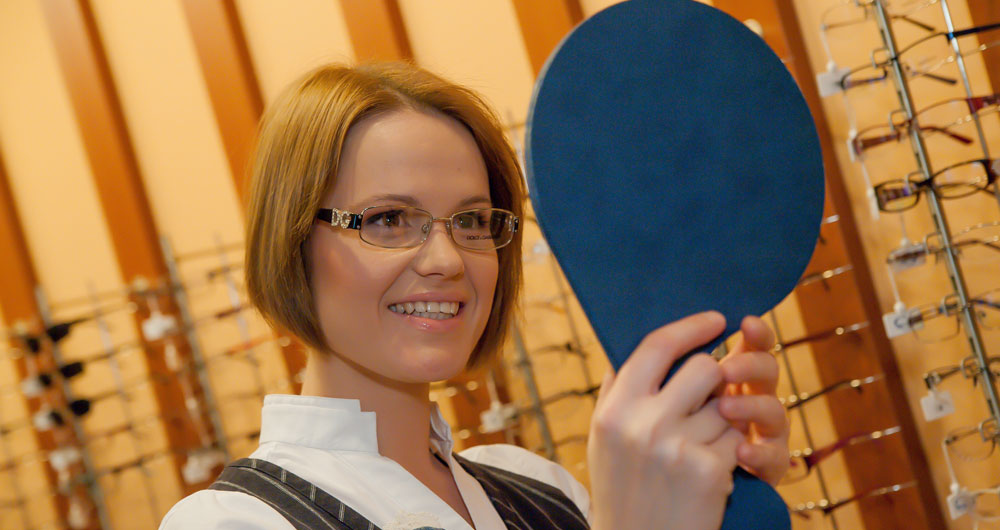 Client proband rame de ochelari la optica Optiserv Brasov